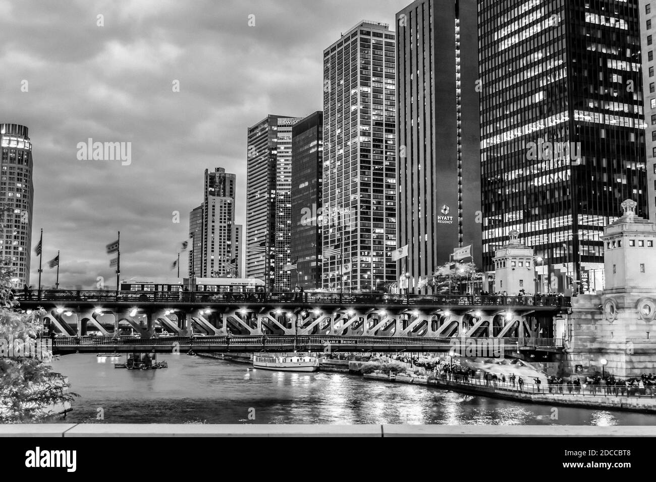 Große Lichter der Stadt in der Nacht entlang der Flussfront Stockfoto Große Lichter der Stadt in der Nacht entlang der Flussfront Stockfoto
