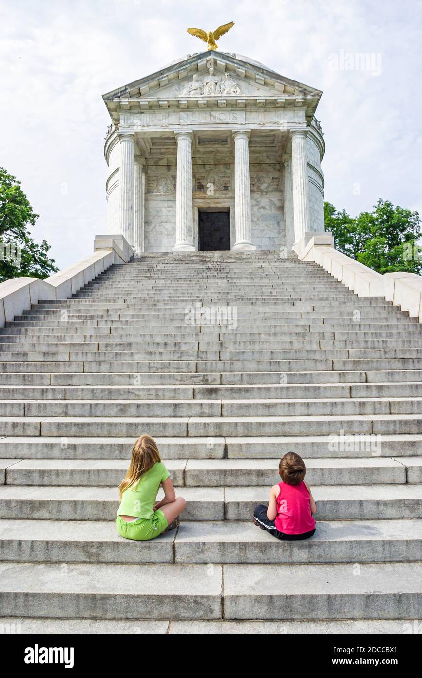 Mississippi Vicksburg National Military Park, Schlachtfeld im Bürgerkrieg, Illinois Memorial, Junge Mädchen schauen, Stockfoto
