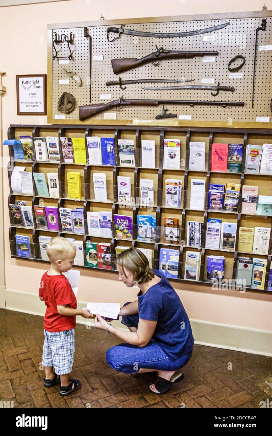 Vicksburg Mississippi Besucherzentrum innen, Ordner Broschüren Informationen Frau Mutter Sohn Kind, Stockfoto