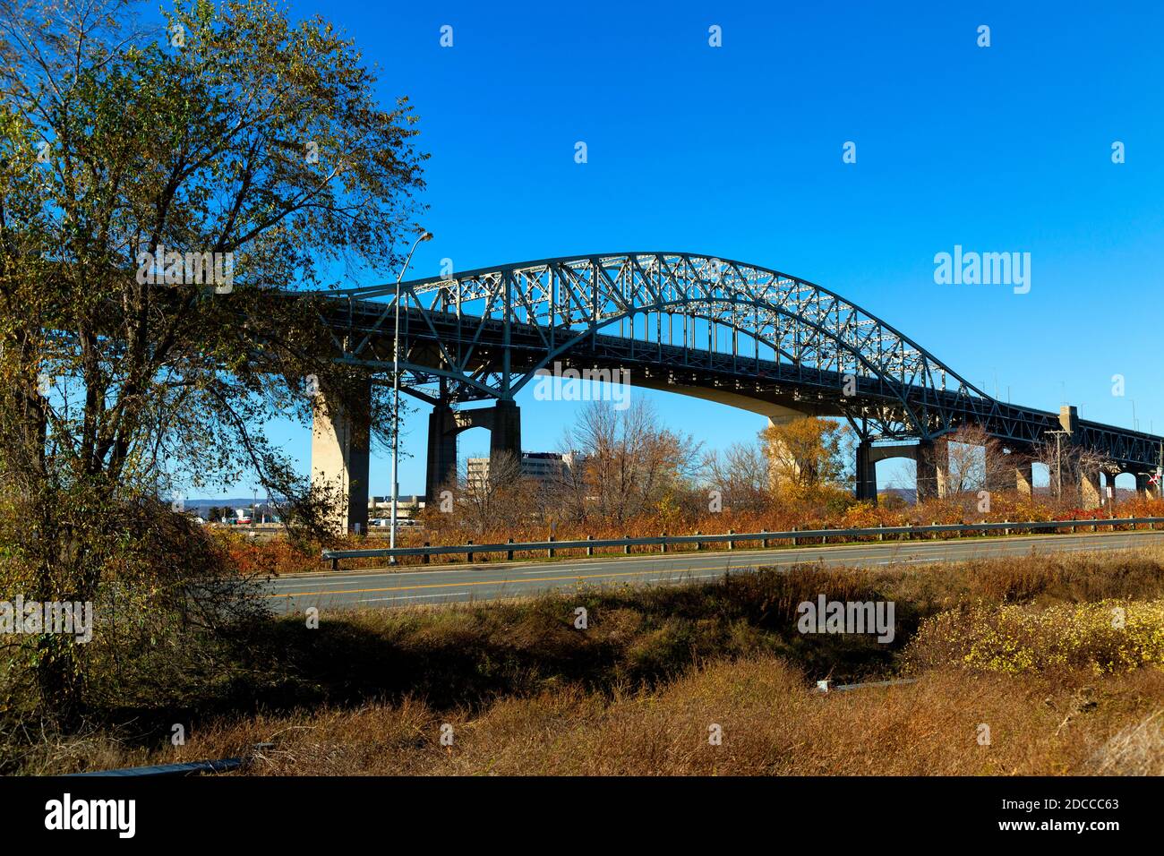 Burlington Bay James N. Allan Skyway Teil des Queen Elizabeth Way Highway Systems. Hamilton, Ontario, Kanada. Stockfoto