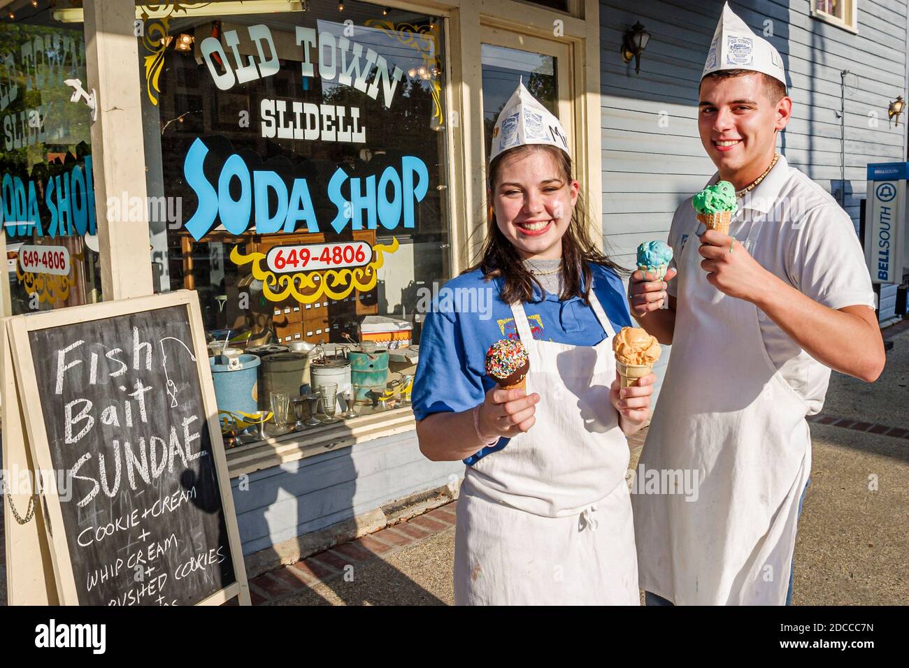 Louisiana St. Tammany Parish Northshore, Slidell Old Town Slidell Soda Shop, teen boy girl Teenagers teens employee employees, Ice Cream cones Job unifor Stockfoto