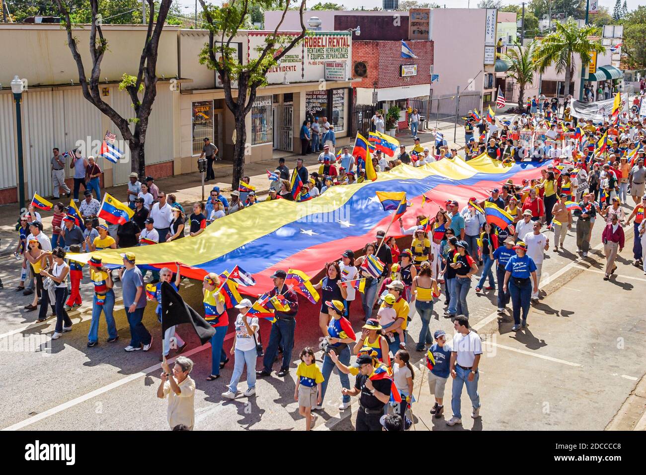 Miami Florida, Little Havana, hispanische Männer, politischer Protest in der Calle Ocho Fidel Castro Hugo Chavez, Schilder auf Transparenten mit den venezolanischen Kubanern, Stockfoto