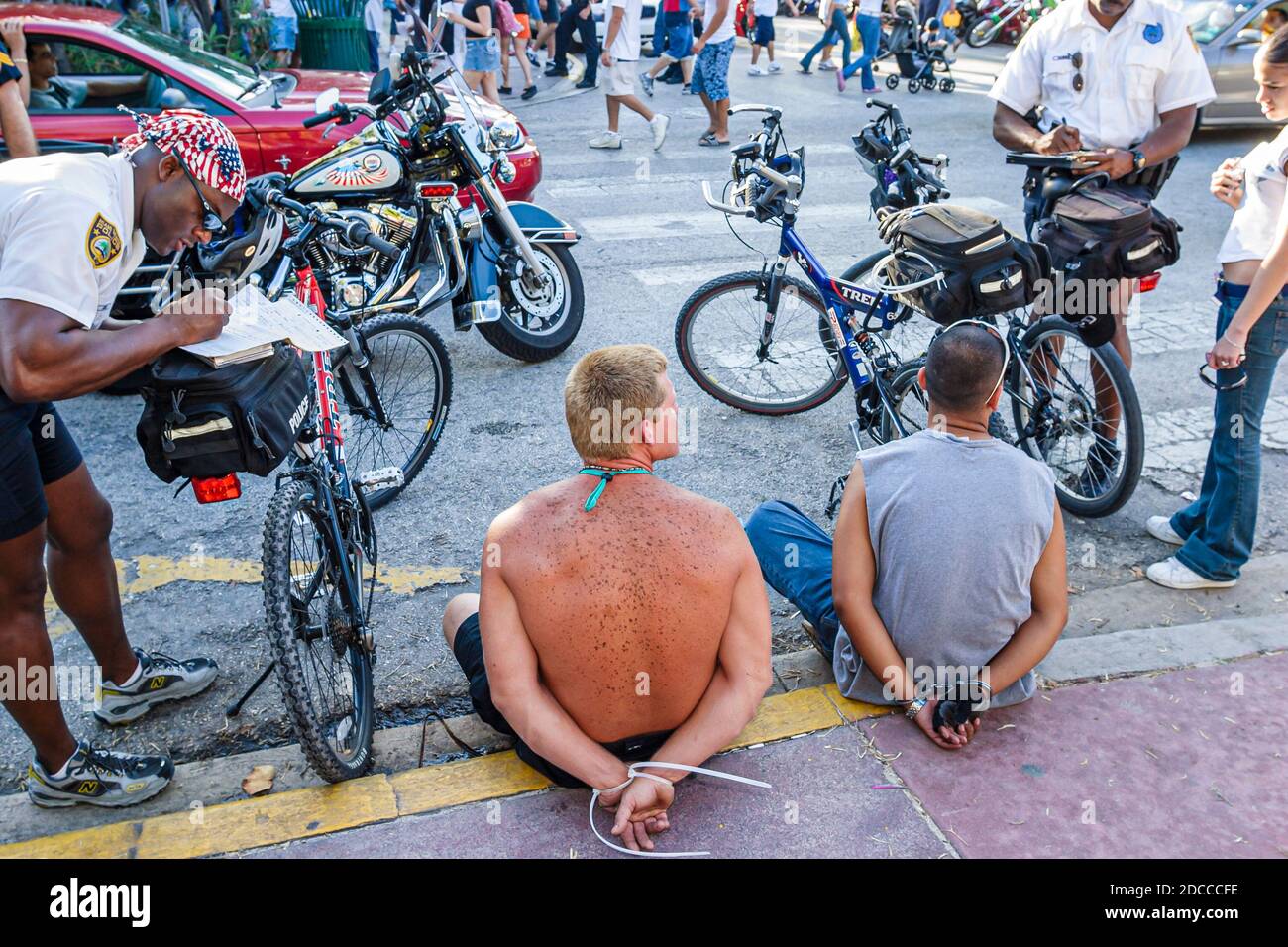 Miami Beach Florida, Ocean Drive, Frühlingsferien, Polizeikriminalität, Fahrradfestnahme, Festnahmen von Handschellen, Männer, Stockfoto