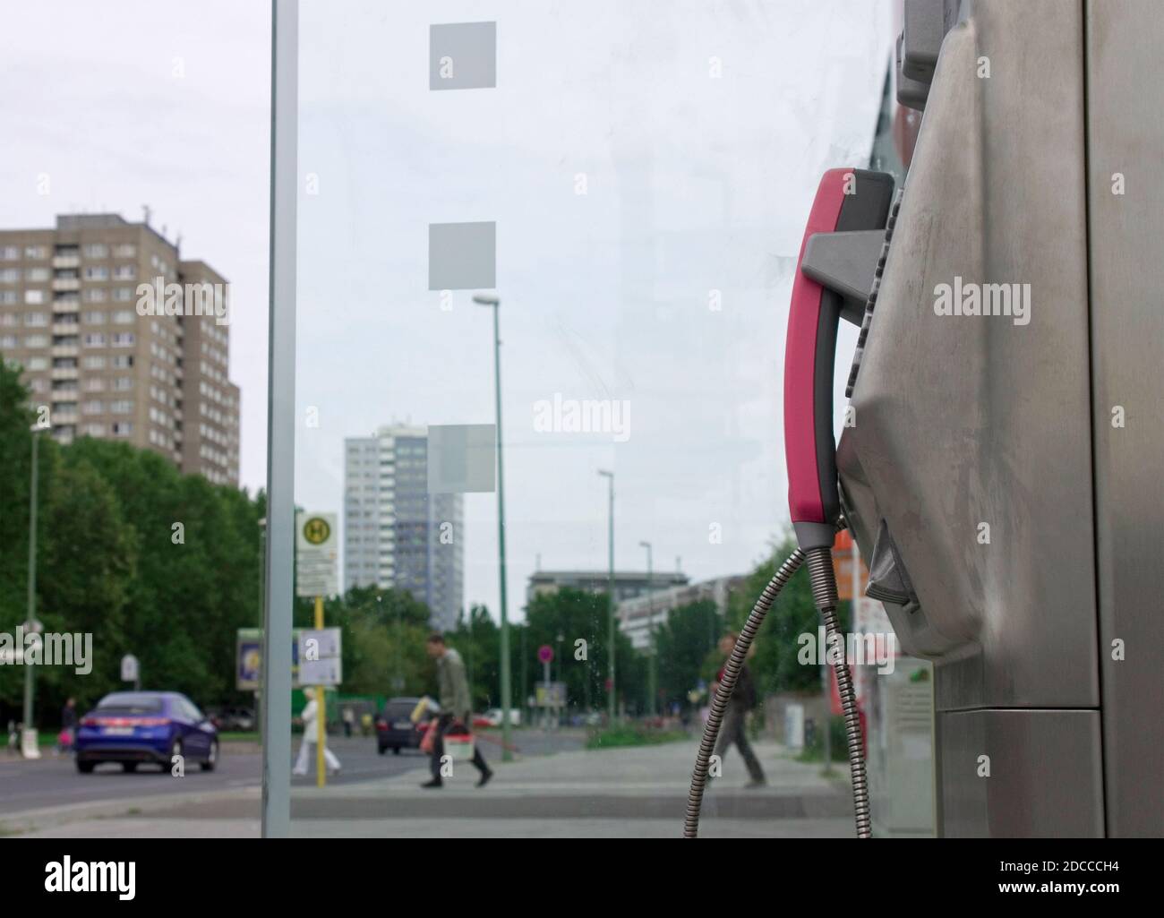 Öffentliche Telefonanlage auf der Straße in Berlin Deutschland Stockfoto