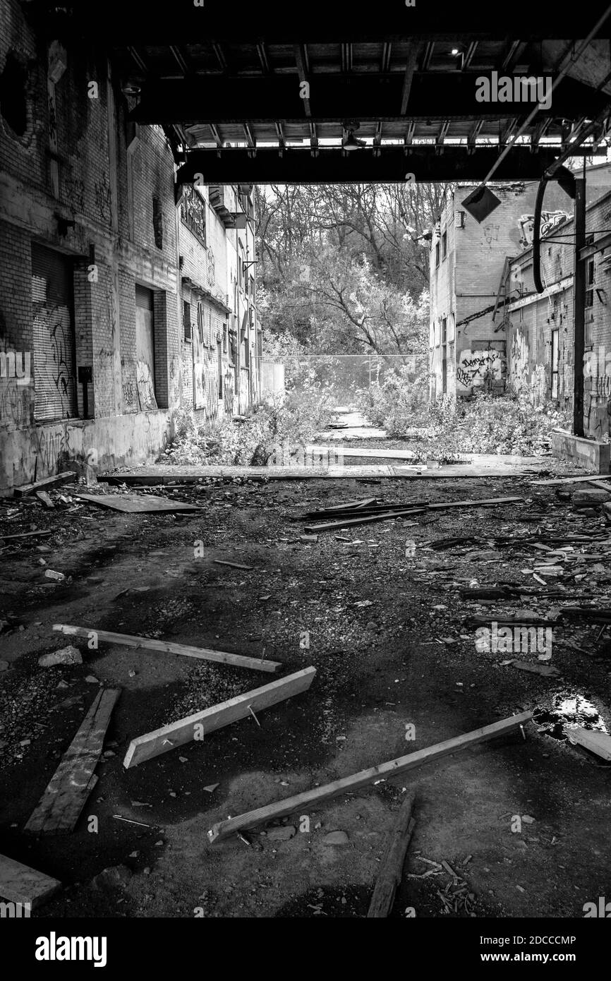 Verlassene und kaputte Lagerhalle Stockfoto