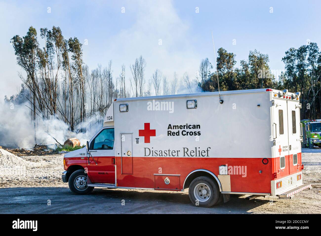 Miami Florida, Pennsuco West Okeechobee Road, Feuer beschädigt Bäume Asche kontrollierten Verbrennung, Feuerwehrmänner Feuerwehrmänner Everglades Randrauch, American Red Cro Stockfoto
