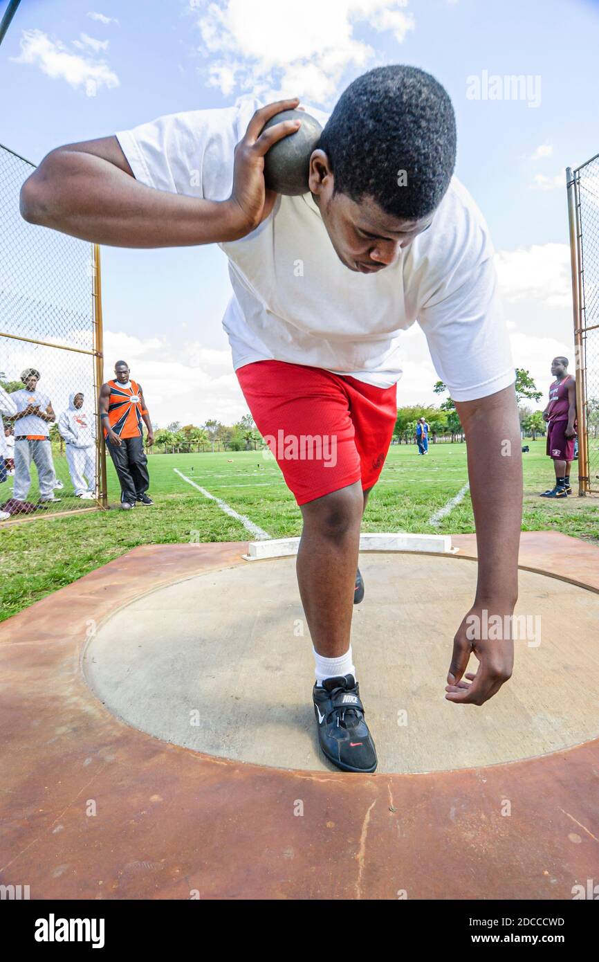 Miami Florida, Tropical Park Greater Miami Athletic Conference Championships, Track & Field High School Student students concentration, shot put competit Stockfoto