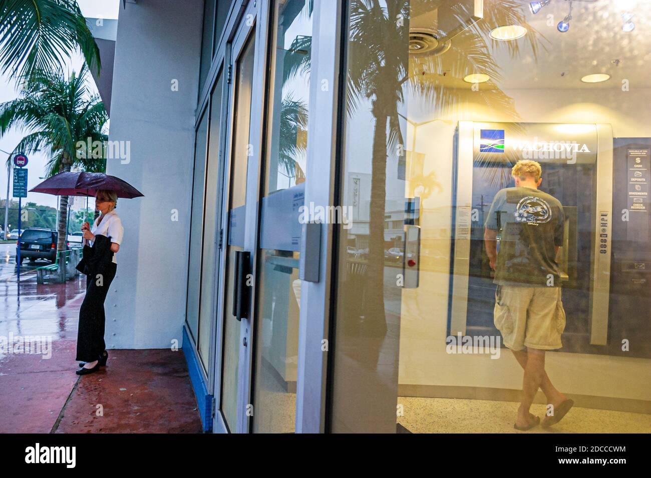 Miami Beach Florida, Wachovia Bank Eingang, ATM A.T.M. automatisch, automatische Geldautomat, Mann mit Frau weiblich warten, Stockfoto