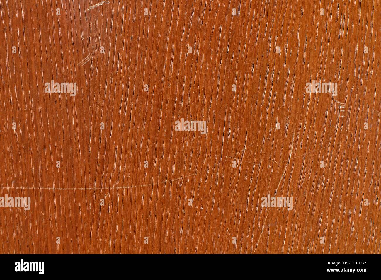 Dunkeloranger Holzhintergrund. Schäbige Holzstruktur. Zerkratzte Holzwand. Stockfoto