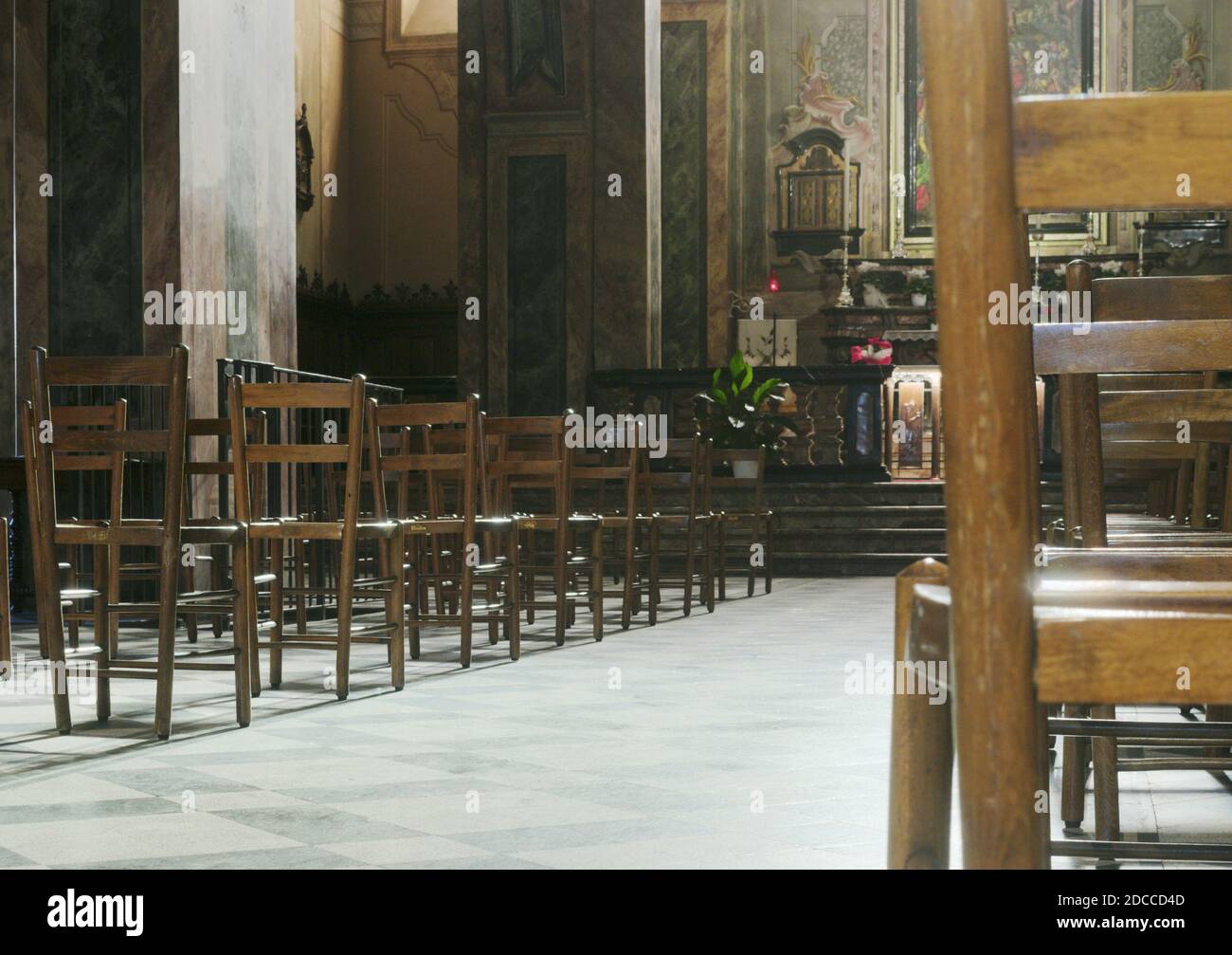 Leere Stühle in einer römisch-katholischen Kirche, Italien Stockfoto