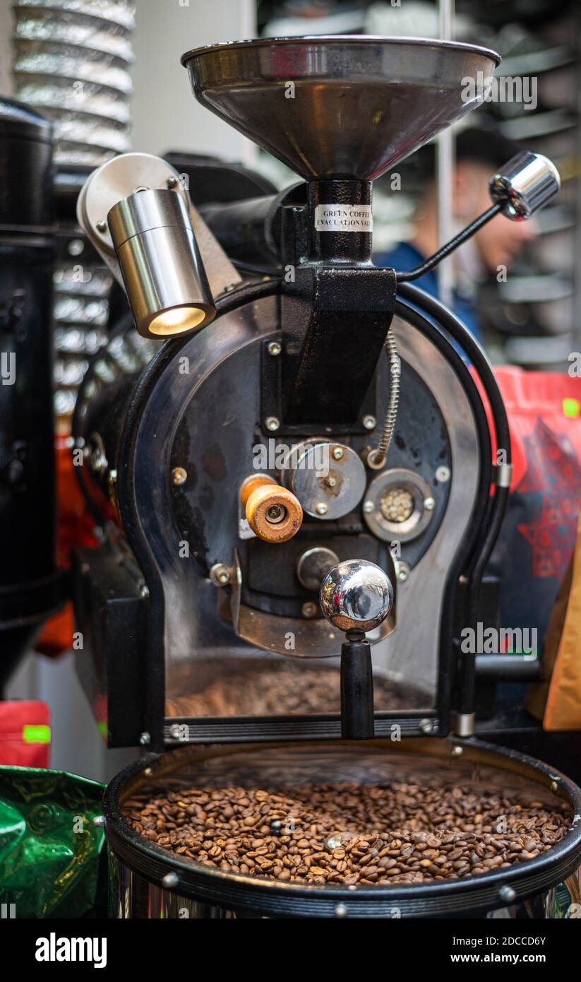 Kaffeeröstermaschine im Straßencafe. Stockfoto