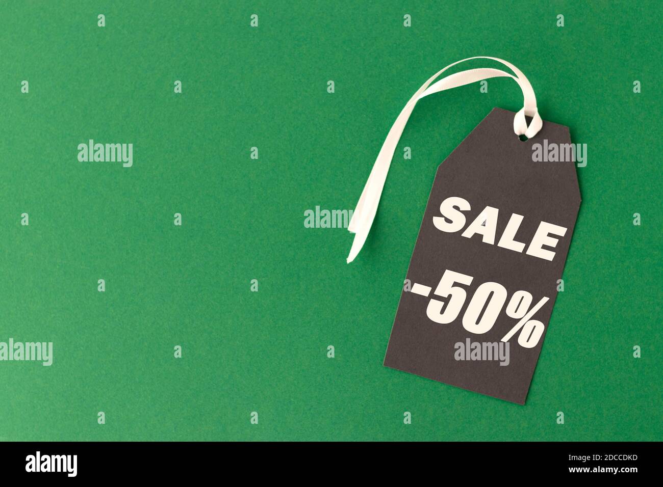 Ein schwarzes Etikett mit Textverkauf auf grünem Hintergrund. Platz für Text kopieren. Black Friday Konzept. Stockfoto