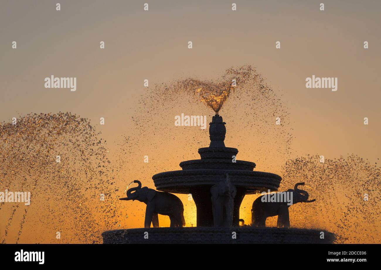 Elefantenbrunnen im Volkspark Public Square in der Nähe der Shwedagon Pagode bei Sonnenuntergang, Yangon, Myanmar (Burma), Asien im Februar Stockfoto
