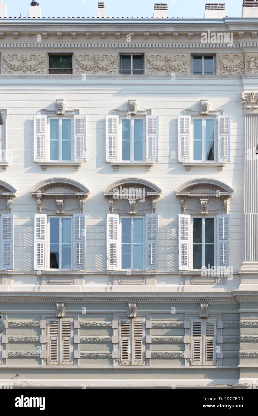 Neoklassizistische Erhebung eines Gebäudes in Triest, Italien Stockfoto
