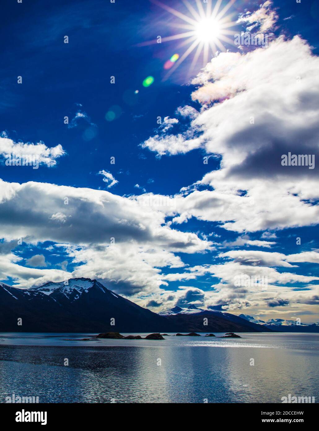 Blick vom Kreuzfahrtschiff MS Midnatsol (Hurtigruten) in die Fjorde Patagoniens mit dem nächsten Etappenziel des Garibaldi Fjords. Stockfoto