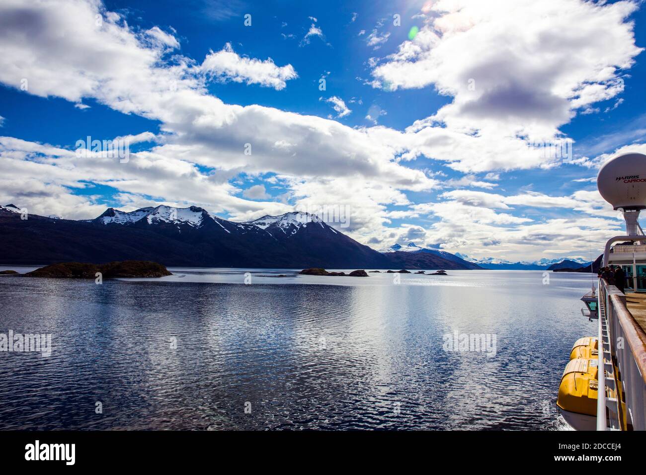 Blick vom Kreuzfahrtschiff MS Midnatsol (Hurtigruten) in die Fjorde Patagoniens mit dem nächsten Etappenziel des Garibaldi Fjords. Stockfoto