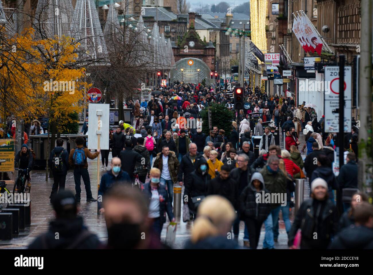 Glasgow, Schottland, Großbritannien. 20. November 2020. An dem Tag, an dem um 18 Uhr die härteste Sperre der Stufe 4 verhängt wird, sind die Käufer auf den Straßen von Glasgow unterwegs, um in letzter Minute Weihnachtseinkäufe zu tätigen, bevor die Geschäfte für 3 Wochen schließen. Im Bild: Menschenmassen auf der Buchanan Street. Iain Masterton/Alamy Live News Stockfoto