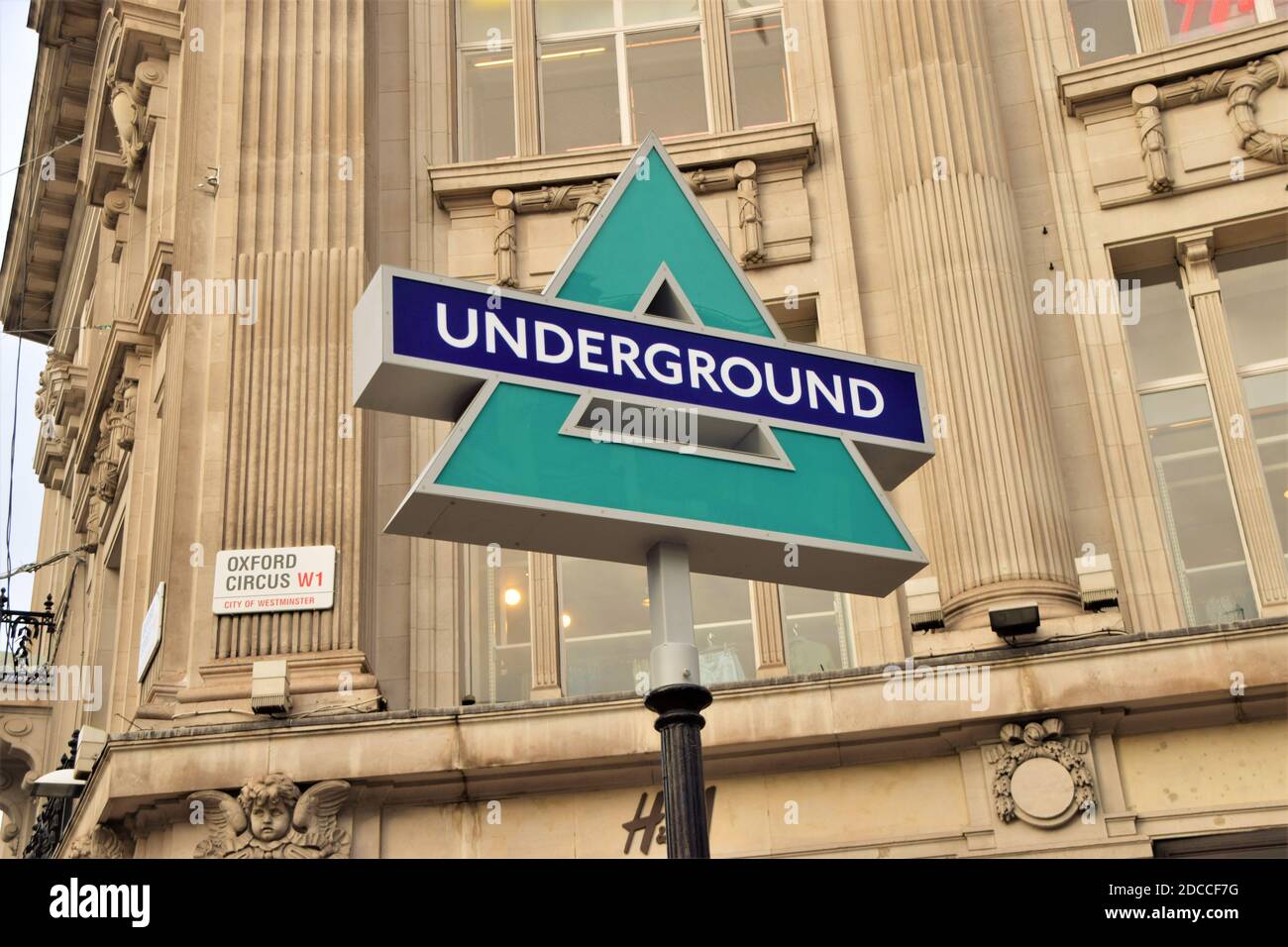 Umgestaltete Schilder der der Londoner U-Bahn am Oxford Circus. Anlässlich der Veröffentlichung von PlayStation 5 in Großbritannien haben vier temporäre Underground-Schilder in Form der berühmten Tasten der Konsole den Oxford Circus übernommen. Stockfoto