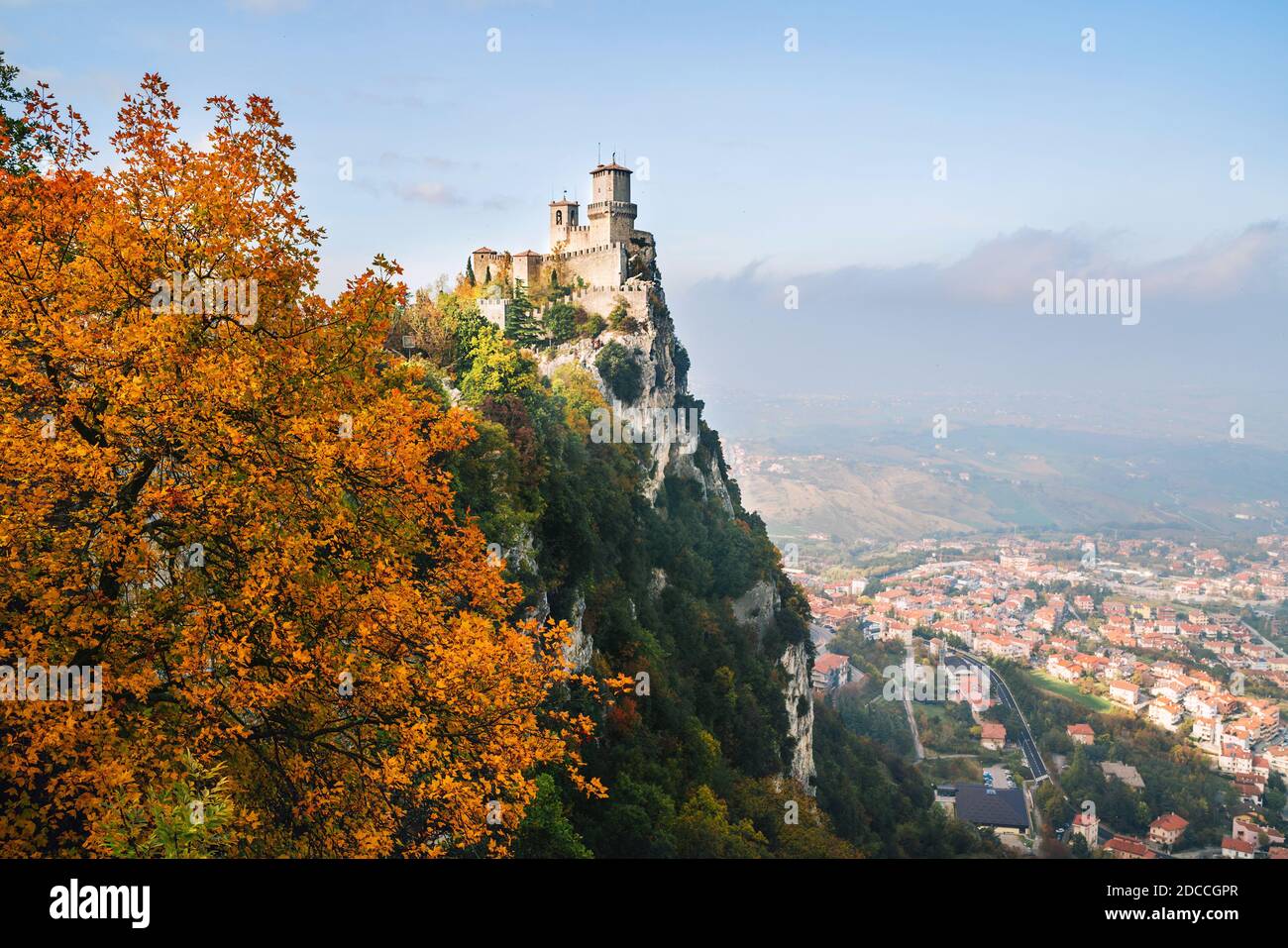 Der Turm der Festung von Guaita auf dem Monte Titano - der höchste in der Republik San Marino. Herbstlandschaftssicht mit Blick auf die Valdragone-Stadt Stockfoto