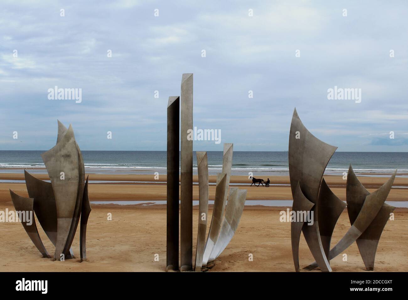 Les Braves Omaha Beach Memorial, im Hintergrund ein Sulky am Strand. Stockfoto