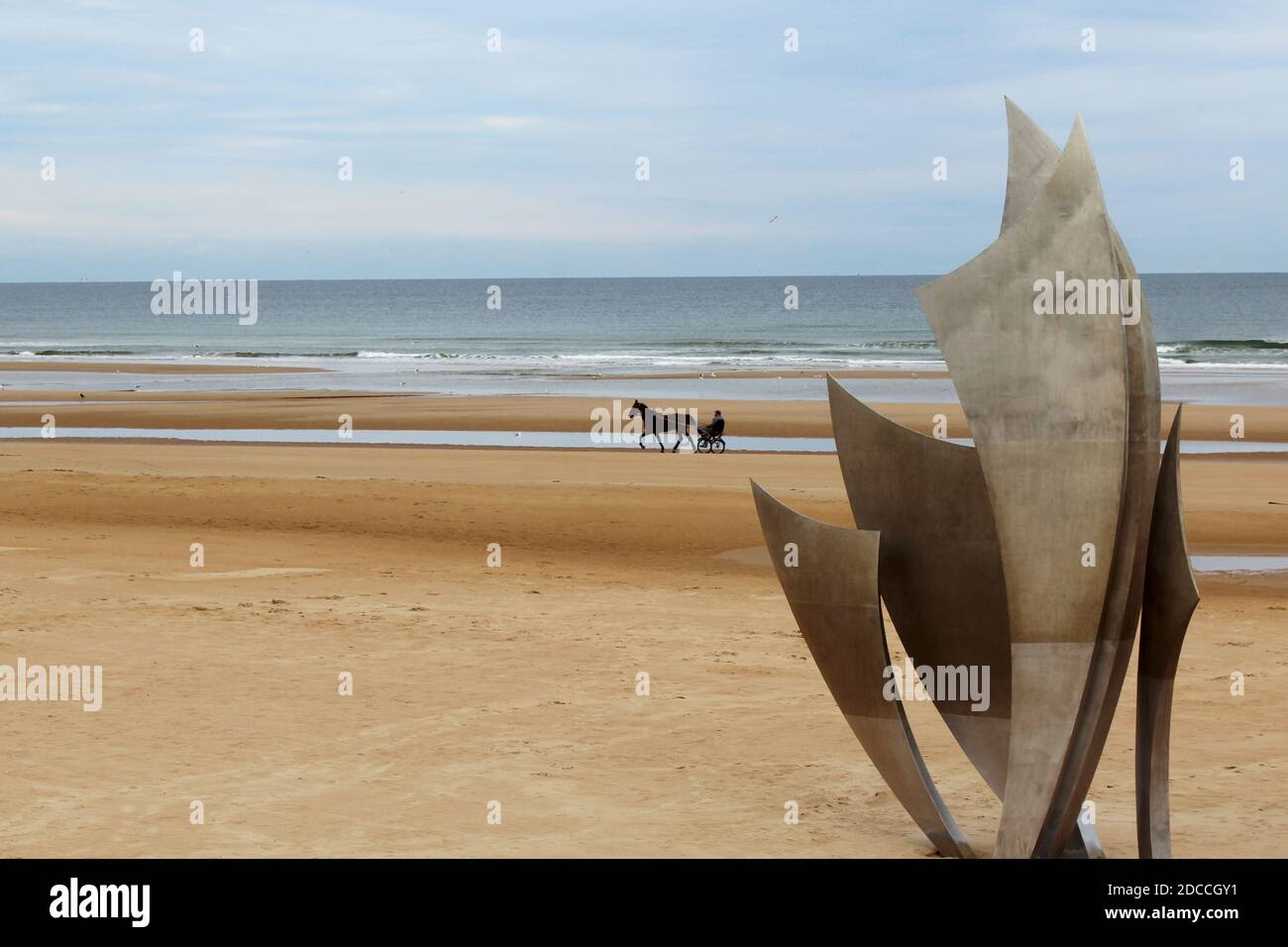 Les Braves Omaha Beach Memorial, im Hintergrund ein Sulky am Strand. Stockfoto