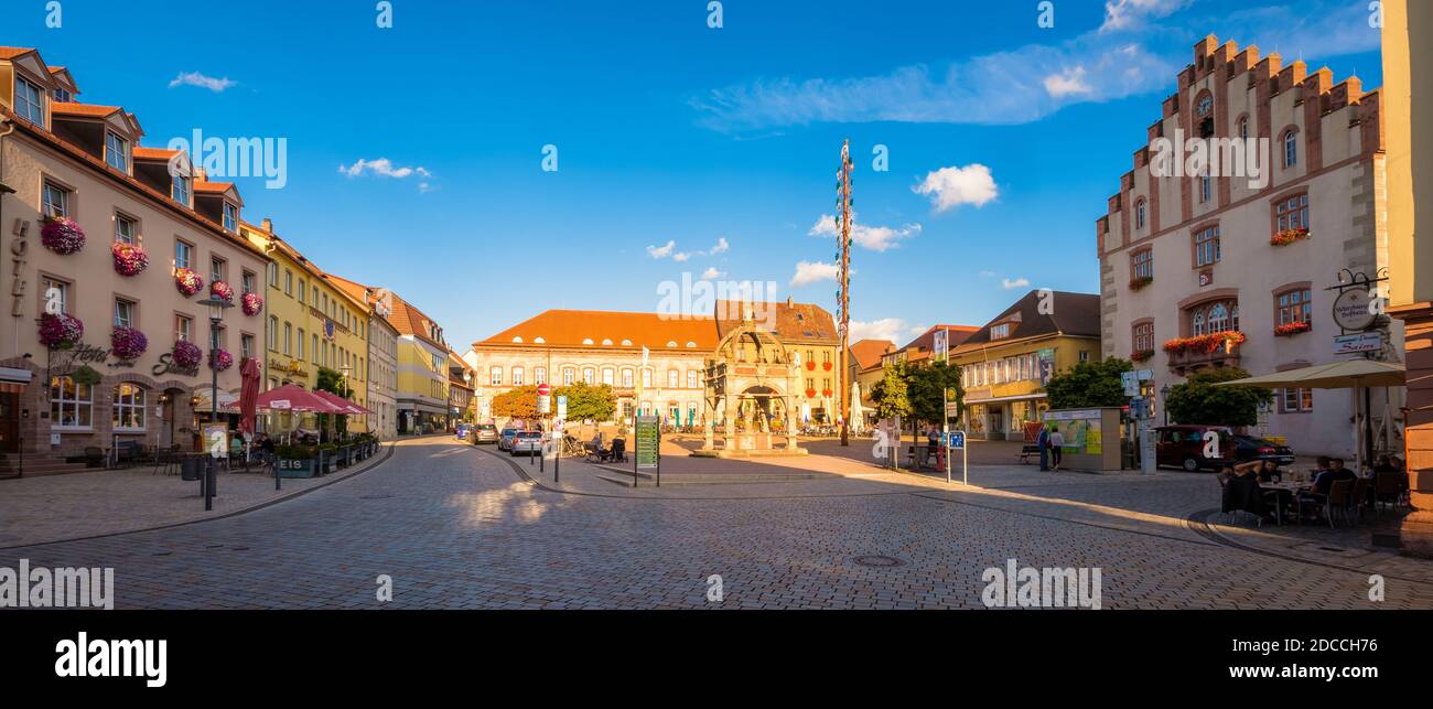 Hammelburg, Deutschland - 12. September 2019: Das Zentrum der deutschen Stadt Hammelburg an einem sonnigen Septembertag. Es liegt in Bayern. Stockfoto