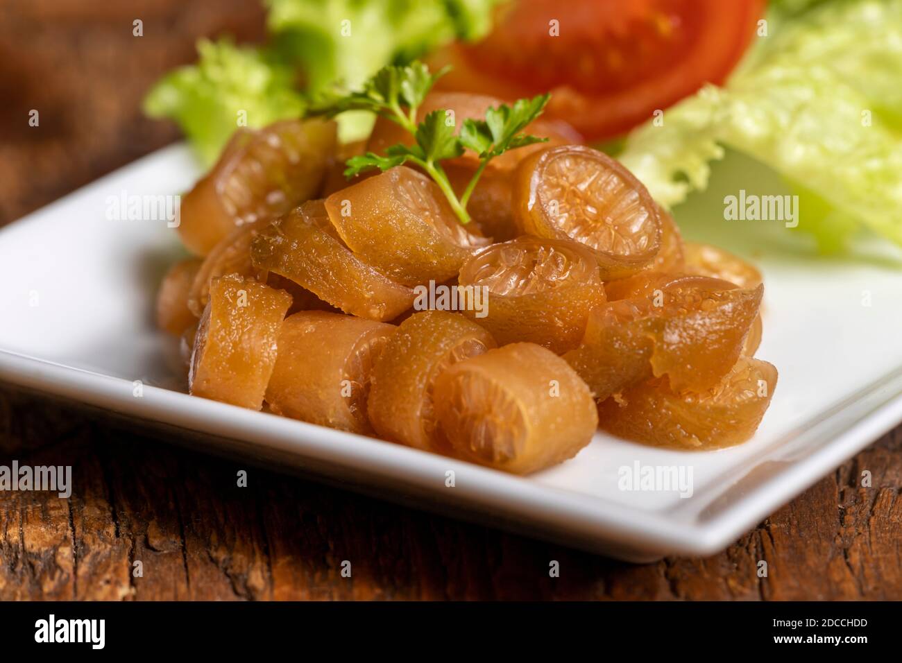 Nahaufnahme eines Cochayuyo-Salats mit Tomate Stockfoto