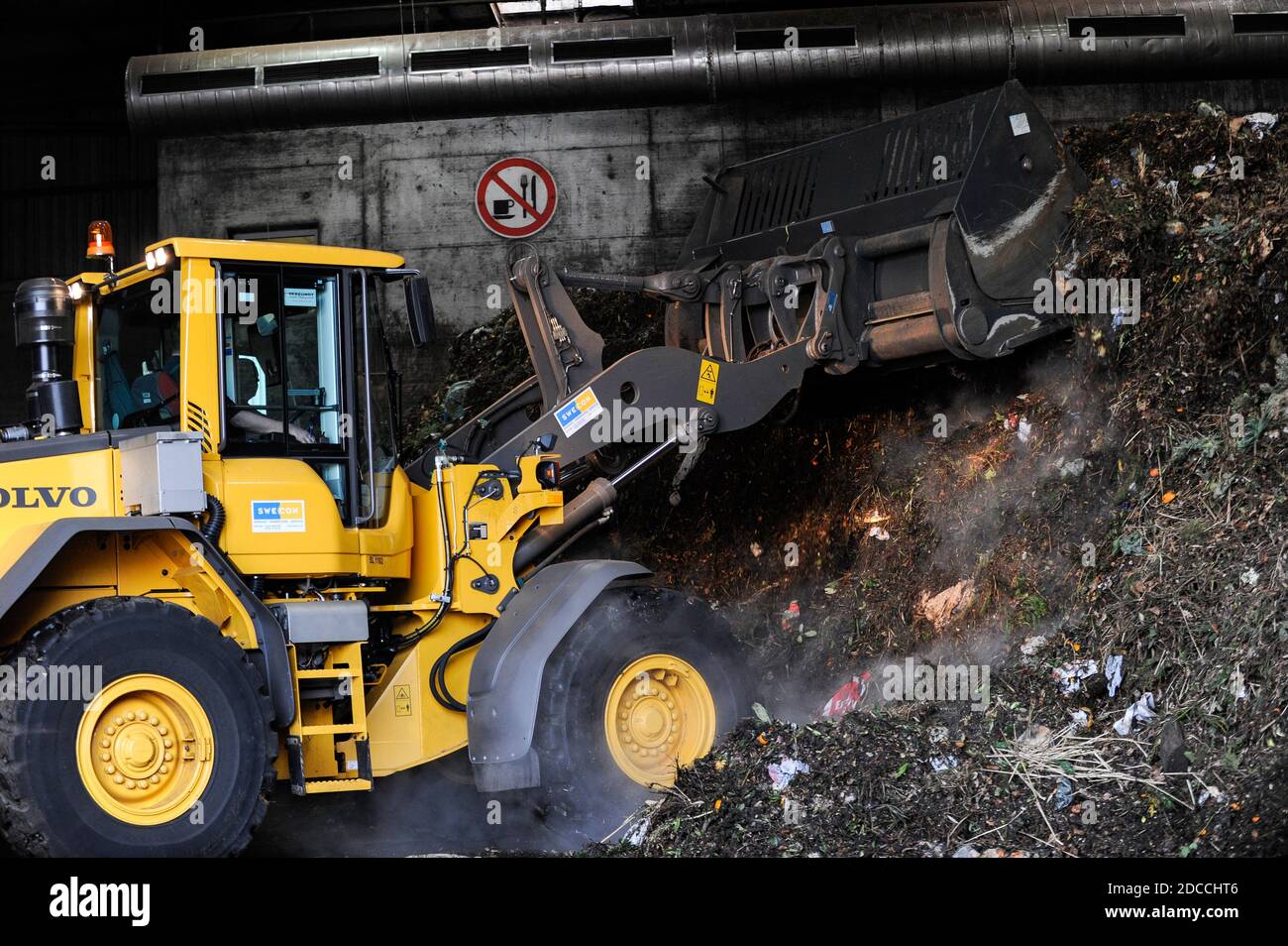 DEUTSCHLAND, Hamburg, Kompostfabrik und Biogasanlage, organische Abfälle werden zu Biogas und Kompost trocken fermentiert, das Biomethan-Gas wird in das Gasnetz eingespeist, organische Abfälle aus Gartenhaushalten / DEUTSCHLAND, Hamburg, Kompostwerk und Biogasanlage Buetzberg der Stadtreinigung Hamburg, In einer Trockenfermentation Anlage werden aus organischen Abfaellen Biogas und hochwertigem Kompost erzeugt, das Gas wird durch Vattenfall in das Gasnetz eingespeist Stockfoto