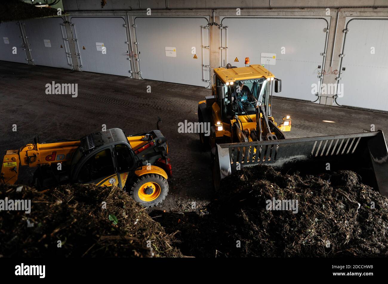 DEUTSCHLAND, Hamburg, Kompostfabrik und Biogasanlage, organischer Abfall wird zu Biogas und Kompost trocken vergoren, das Bio-Methangas wird in das Gasnetz, Fermentationskammern / DEUTSCHLAND, Hamburg, Kompostwerk und Biogasanlage Buetzberg der Stadtreinigung Hamburg, In einer Trockenfermentation Anlage werden aus organischen Abfaellen Biogas und hochwertiger Kompost erzeugt, das Gas wird durch Vattenfall in das Gasnetz eingespeist, Gärkammern Stockfoto