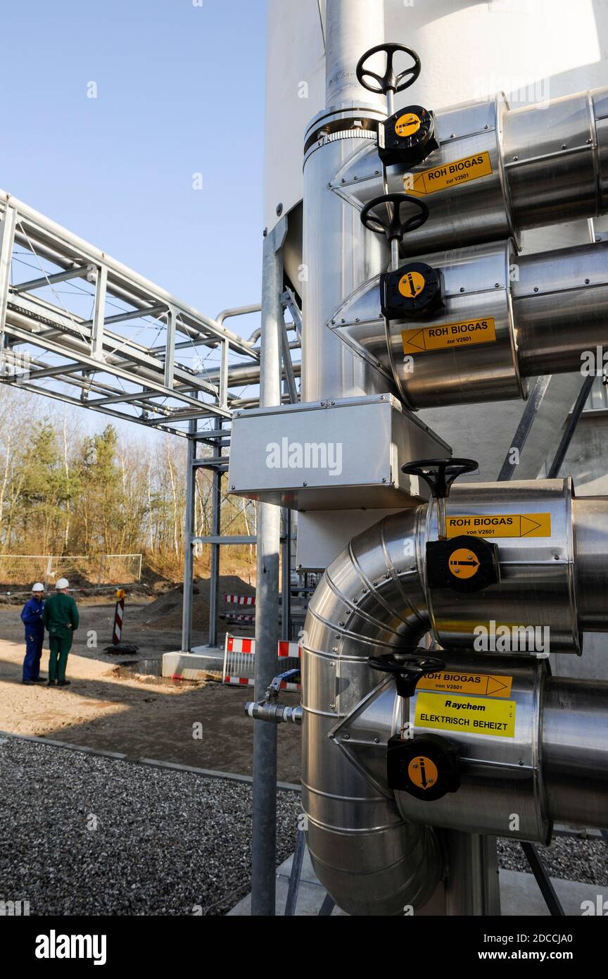 DEUTSCHLAND, Hamburg, Kompostfabrik und Biogasanlage, organische Abfälle werden zu Biogas und Kompost trocken fermentiert, das Biogas wird zu Biomethan verarbeitet und in das Gasnetz / DEUTSCHLAND, Hamburg, Kompostwerk und Biogasanlage Buetzberg der Stadtreinigung Hamburg, In einer Trockenfermentation Anlage werden aus Bioabfaellen Biogas und hochwertiger Kompost erzeugt, das Gas wird durch Vattenfall in das Gasnetz eingespeist, Methanisierung und Einspeisung Stockfoto