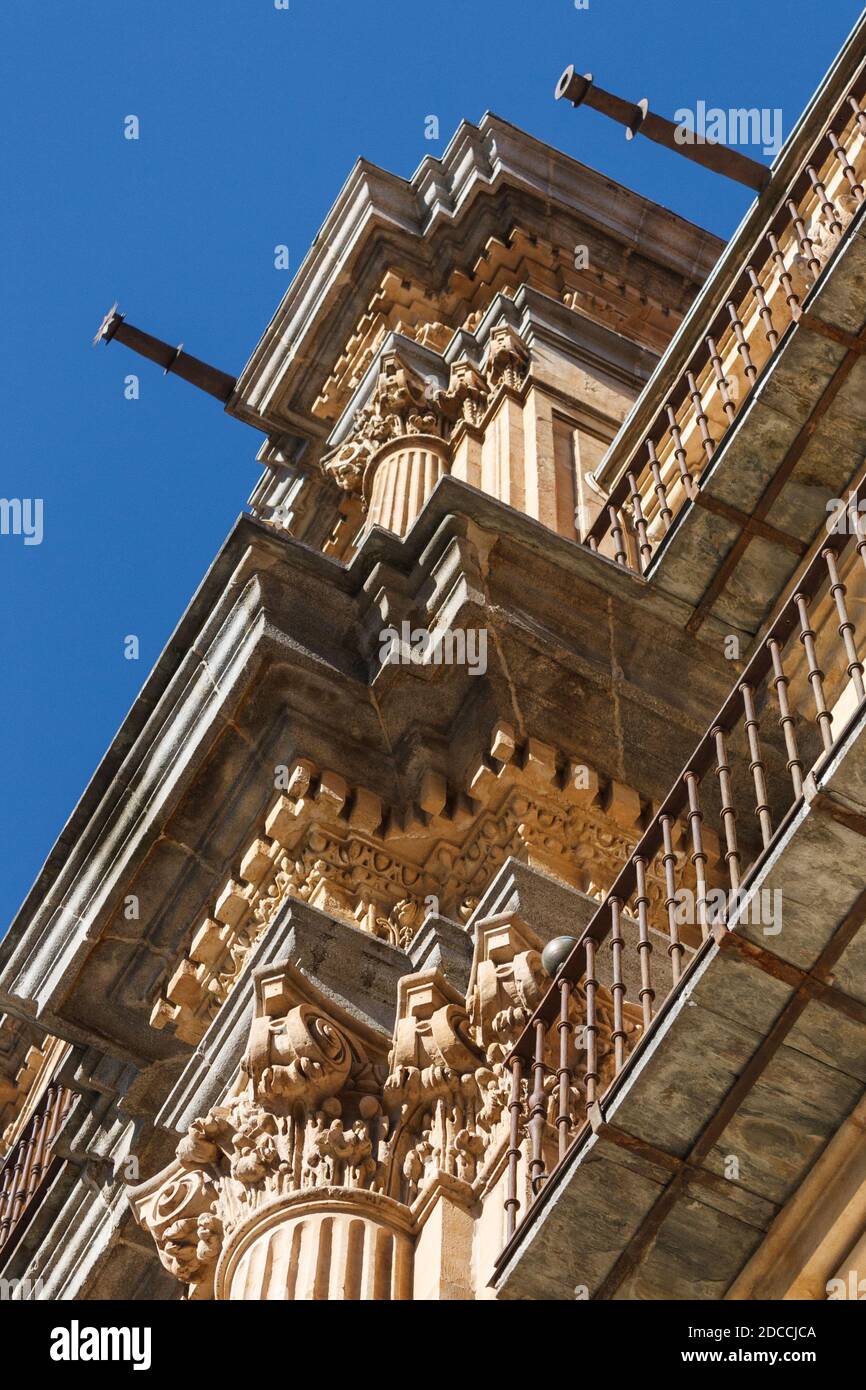 Blick auf einen Balkon, Salamanca Plaza Mayor, mit blauem Himmel, Kastilien und Leon, Spanien Stockfoto