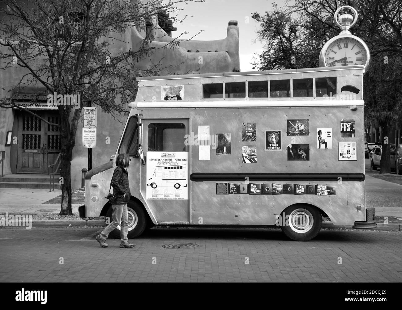 Axle Contemporary, eine mobile Kunstgalerie mit einer Ausstellung feministischer Kunst, kuratiert von der Kunstkritikerin und Schriftstellerin Lucy Lippard, in Santa Fe, New Mexico. Stockfoto