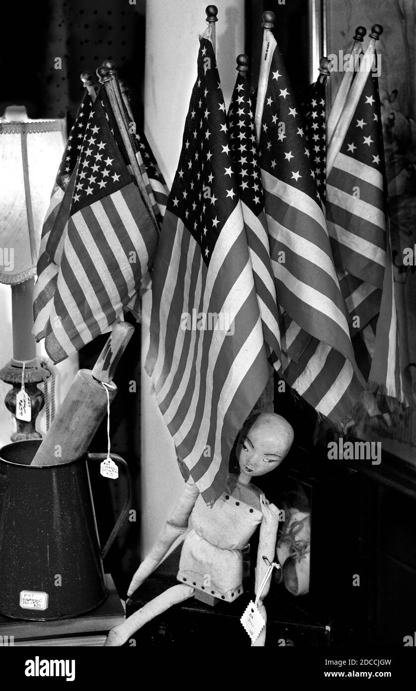 Eine Auswahl an Vintage amerikanischen Flaggen zum Verkauf in einem Antiquitätengeschäft in Santa Fe, New Mexico. Stockfoto