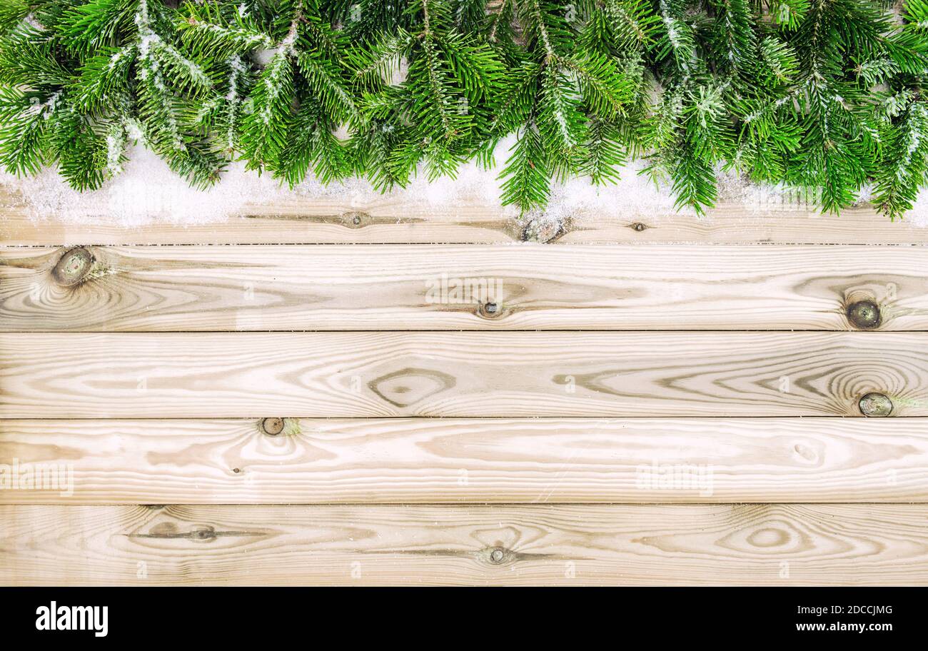 Weihnachtsbanner. Kiefernbaum Zweige hölzernen Hintergrund Stockfoto