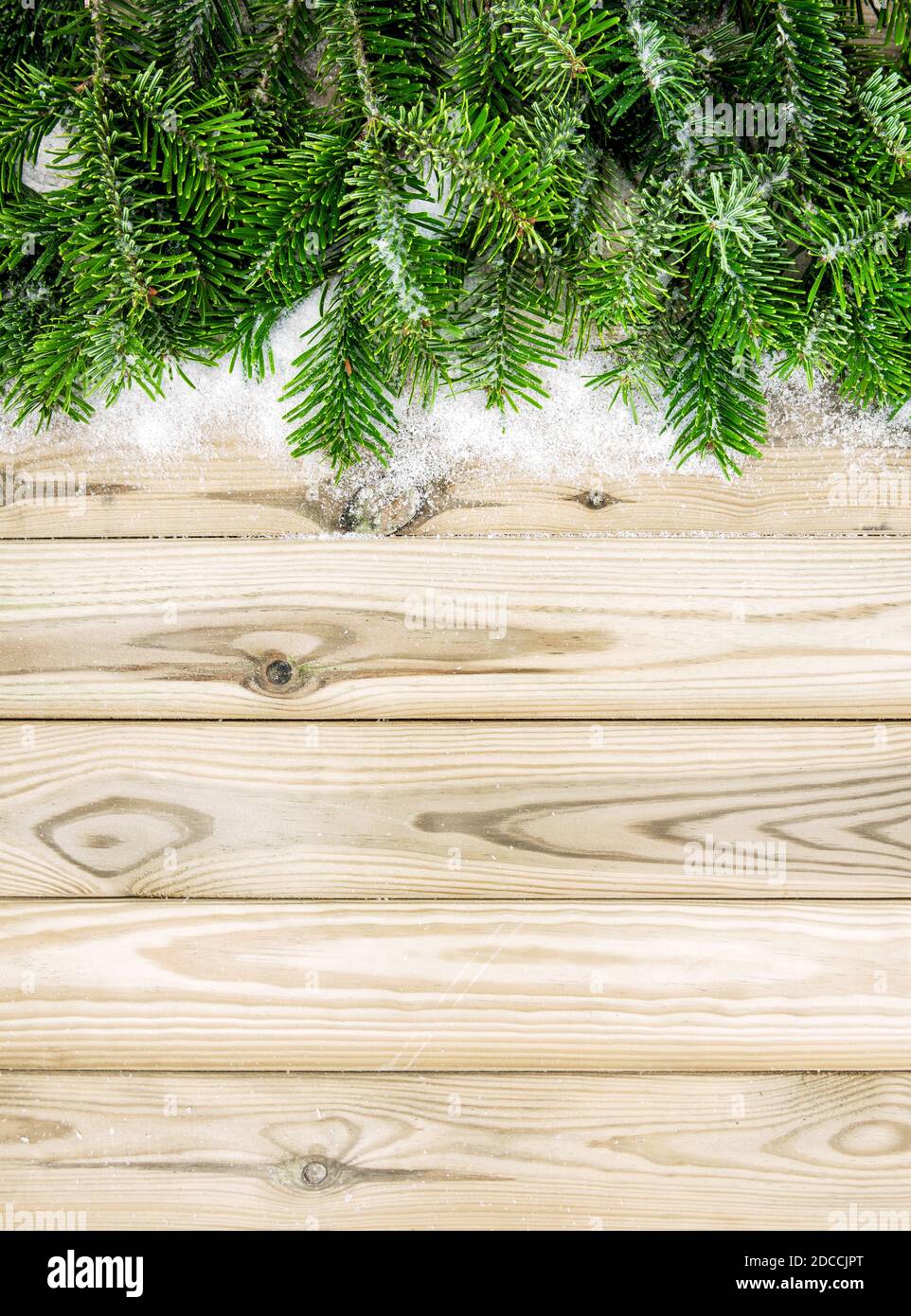 Weihnachten vertikalen Hintergrund. Kiefernäste mit Schnee Holzstruktur Stockfoto
