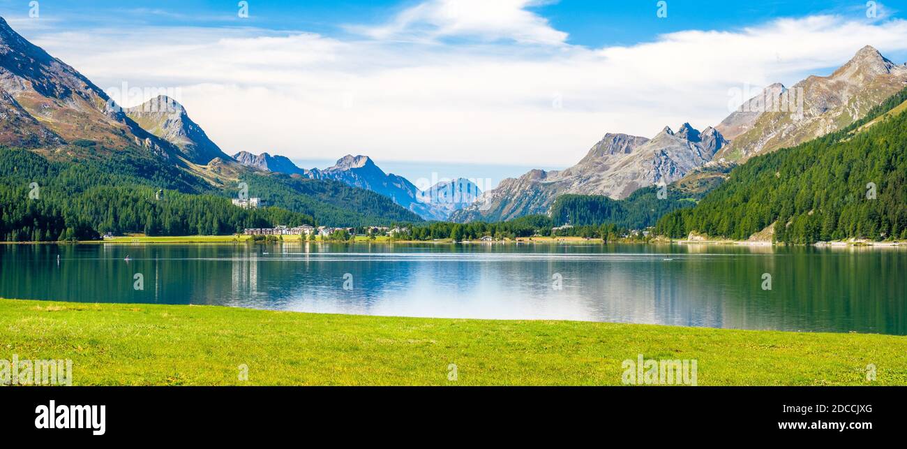 Klarer Morgen am Silvaplanersee, im Oberengadin (Graubünden, Schweiz), zwischen St. Moritzersee und Sils-See Stockfoto