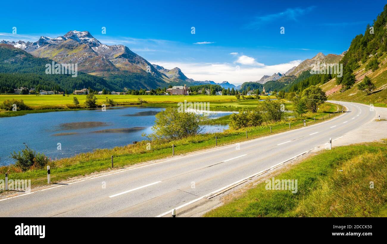 Der Blick auf den Inn, der durch das Oberengadiner Tal (Graubünden, Schweiz) fließt, zieht den Sillersee hoch Stockfoto