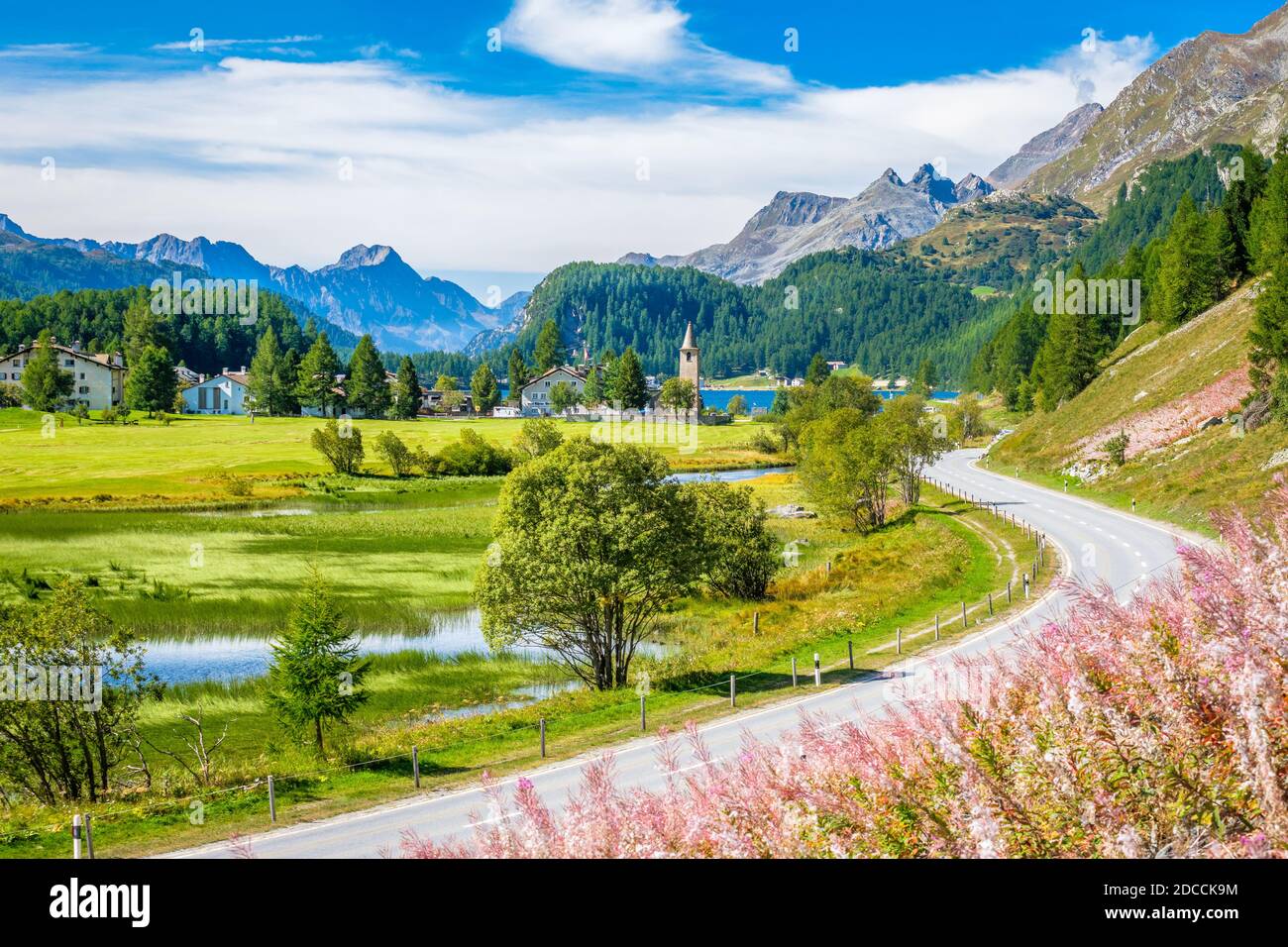 Der Blick auf den Inn, der durch das Oberengadiner Tal (Graubünden, Schweiz) fließt, zieht den Sillersee hoch Stockfoto
