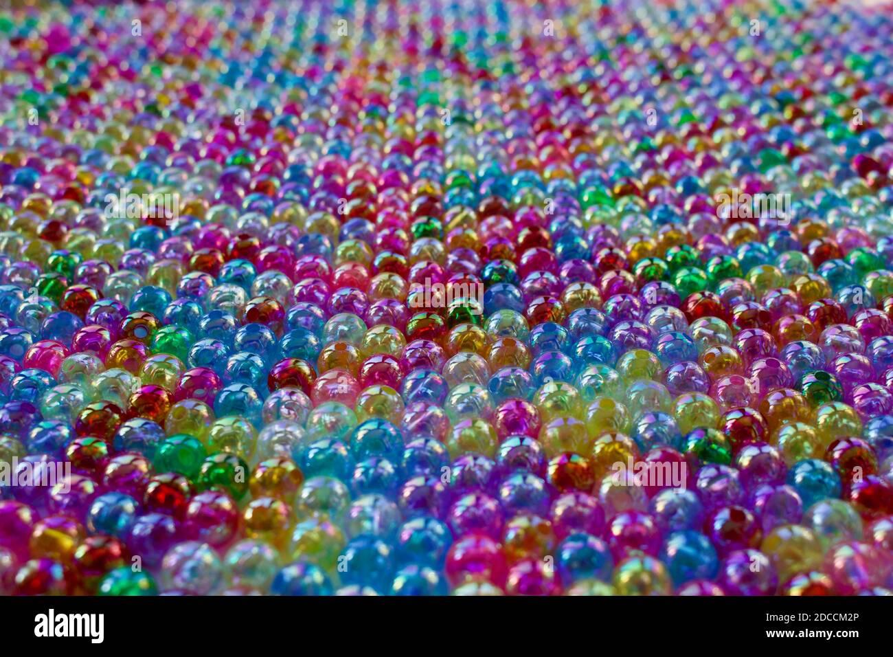 Set aus transparenten, glänzenden und vielfarbigen Perlen, die wie Seifenblasen aussehen. Saatperlen für die Verwendung in Halsketten und Armbändern. Stockfoto