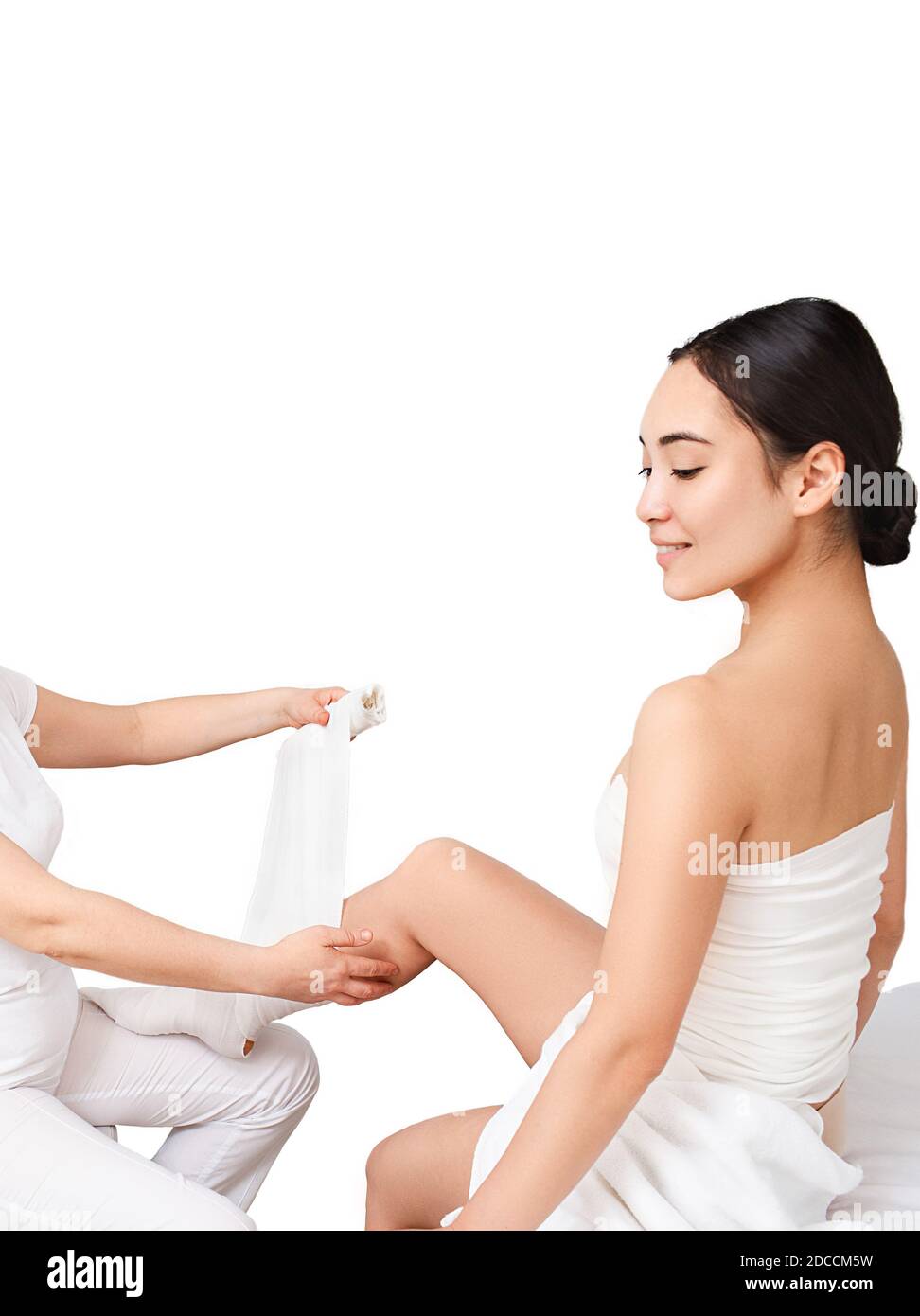 Asiatische Frau während der Beine, die mit Anti-Cellulite-Verband für Körper Schlankheitskur, isoliert auf weißem Hintergrund Stockfoto