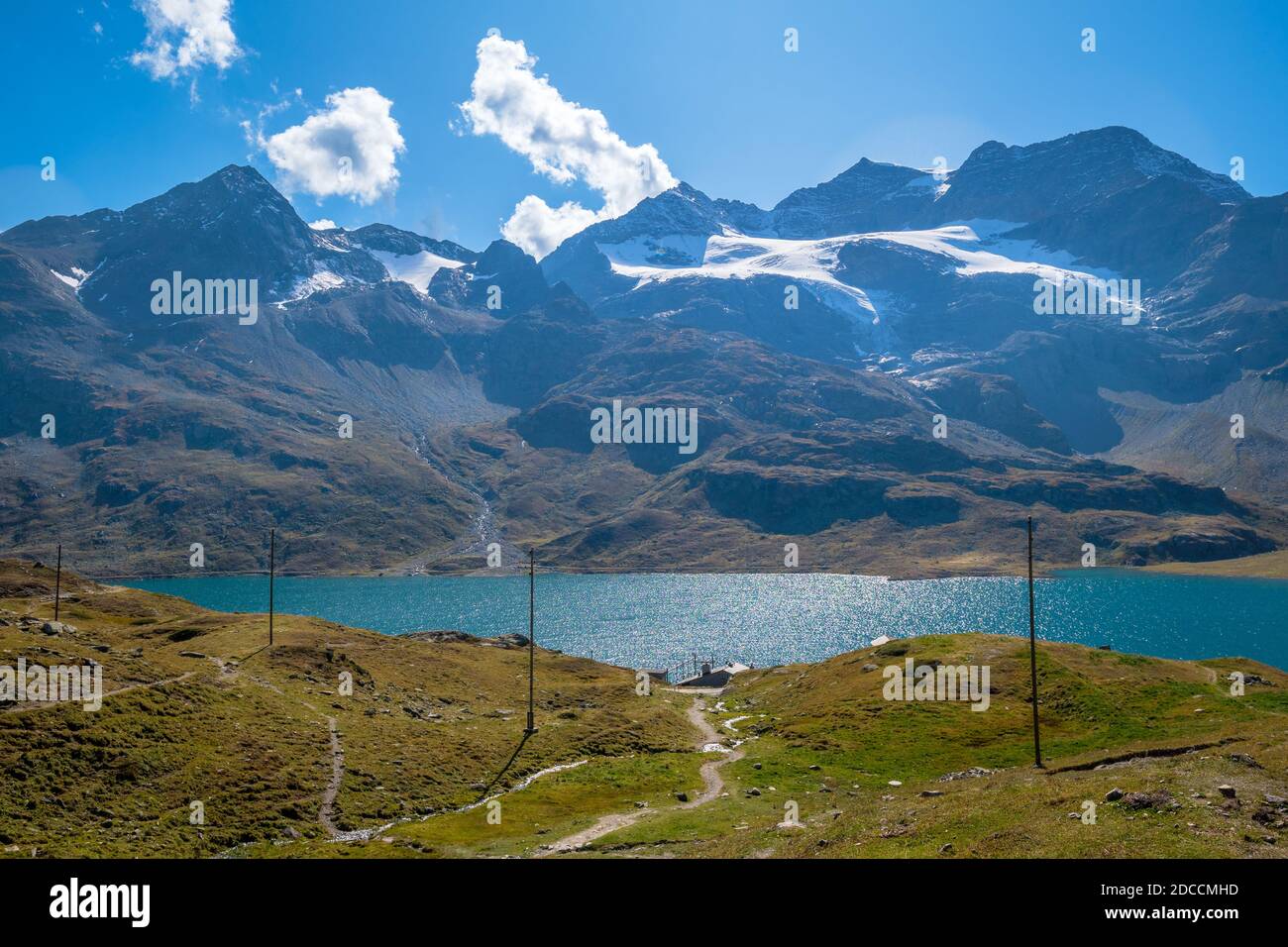 Blick über den Lago Bianco, zusammen mit Lej Nair und Lej Pitschen einer von drei Seen am Bernina Pass. Es verbindet Engadiner Tal mit Poschiavo Stockfoto
