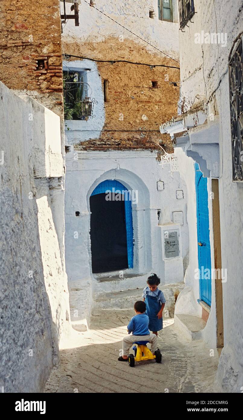 Straßen und Gassen der Medina von Chefchaouen, Marokko. Zwei Kinder spielen, Stockfoto