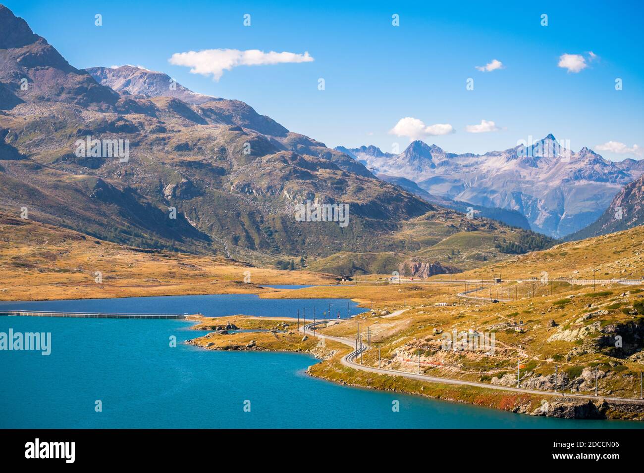 Blick über die drei Seen am Berninapass (Graubünden, Schweiz): Lago Bianco, Lej Nair und Lej Pitschen Stockfoto