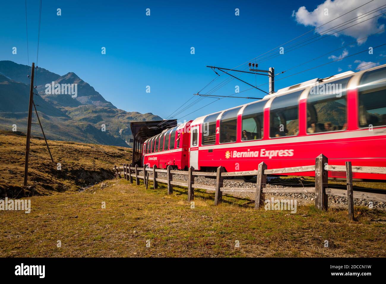 BERNINA Pass, Schweiz - 15. September 2019: Ein Bernina Express fährt auf dem Bernina Pass (Graubünden, Schweiz) Stockfoto