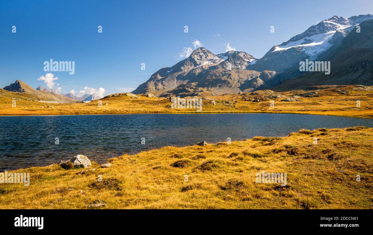 Am Lej Pitschen geht die Sonne unter, zusammen mit Lej Nair und Lago Bianco einer von drei Seen am Bernina Pass. Stockfoto
