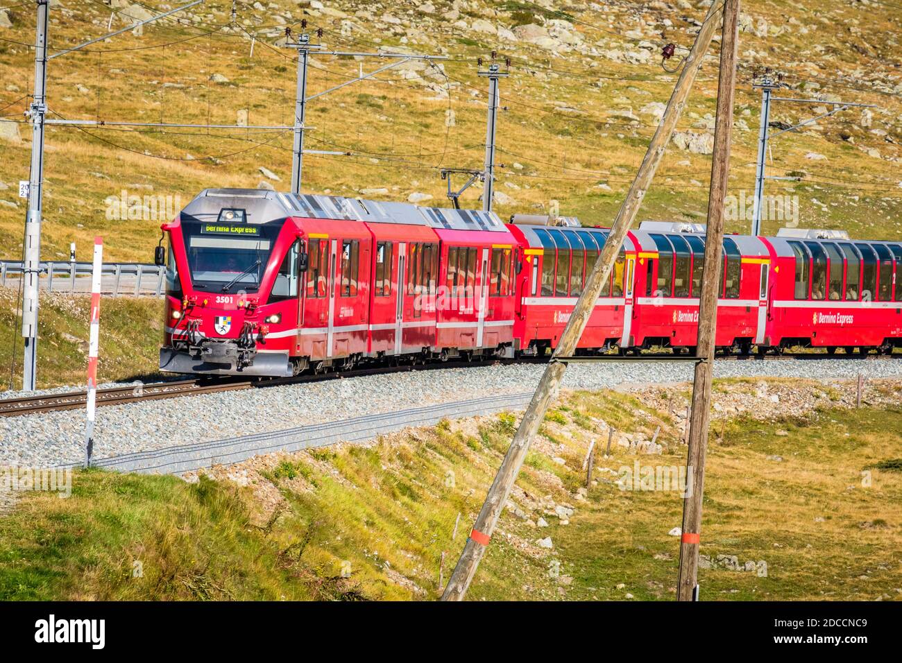 BERNINA Pass, Schweiz - 15. September 2019: Ein Bernina Express fährt auf dem Bernina Pass (Graubünden, Schweiz) Stockfoto