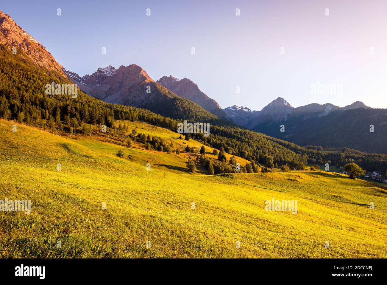 Die Sonne untergeht in den Bergen rund um Tarasp, einem Dorf in Graubünden,  Schweiz. Es liegt im Unterengadiner Tal entlang der Stockfotografie - Alamy