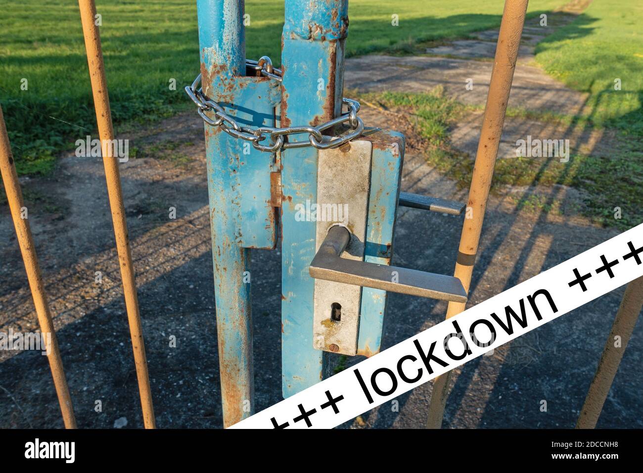 Tor mit einer Kette verschlossen, Verriegelung Stockfoto