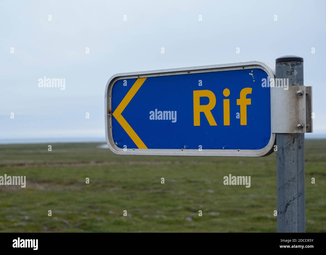 Einsames Straßenschild in Island Stockfoto