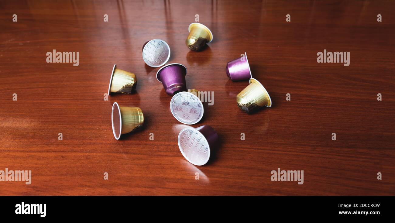 Barcelona, Spanien - 13-11-2020: Nespresso Capsules, l'Or und starbucks Marke Top View isoliert auf dunklem Holzhintergrund. Kaffeemaschine mit Kapseln Stockfoto